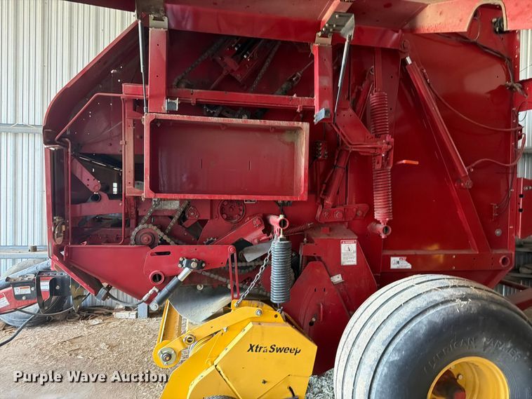 image for item FM7628 2011 New Holland BR7090 round baler