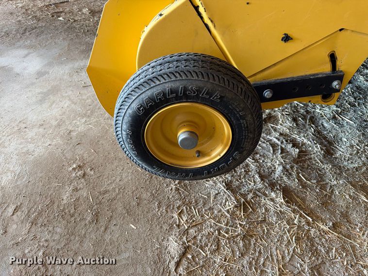 image for item FM7628 2011 New Holland BR7090 round baler