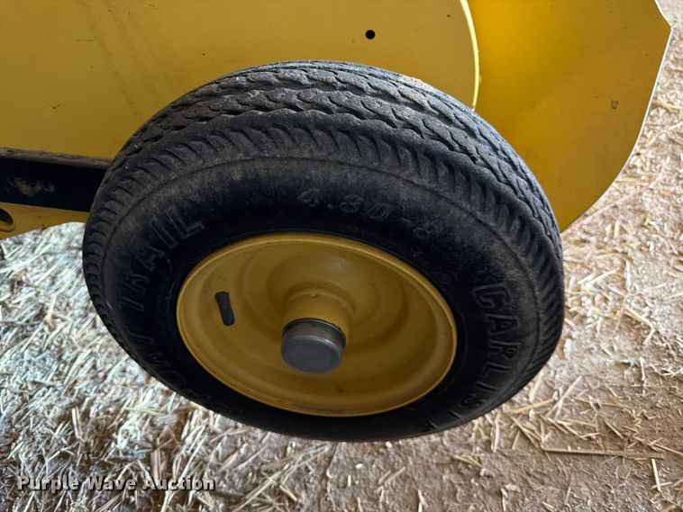 image for item FM7628 2011 New Holland BR7090 round baler