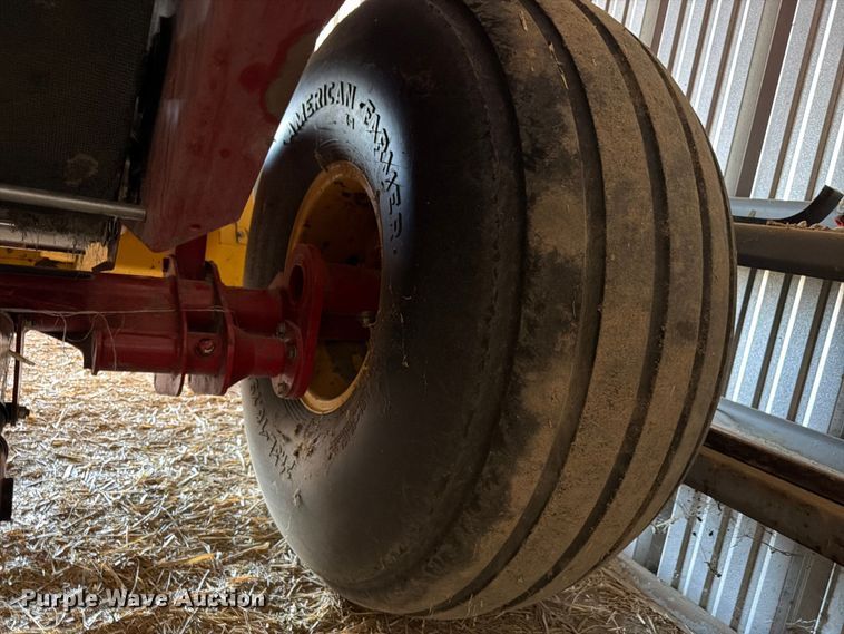 image for item FM7628 2011 New Holland BR7090 round baler