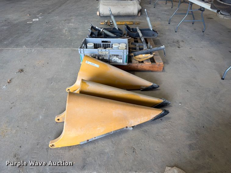 image for item MQ9066 Corn header parts
