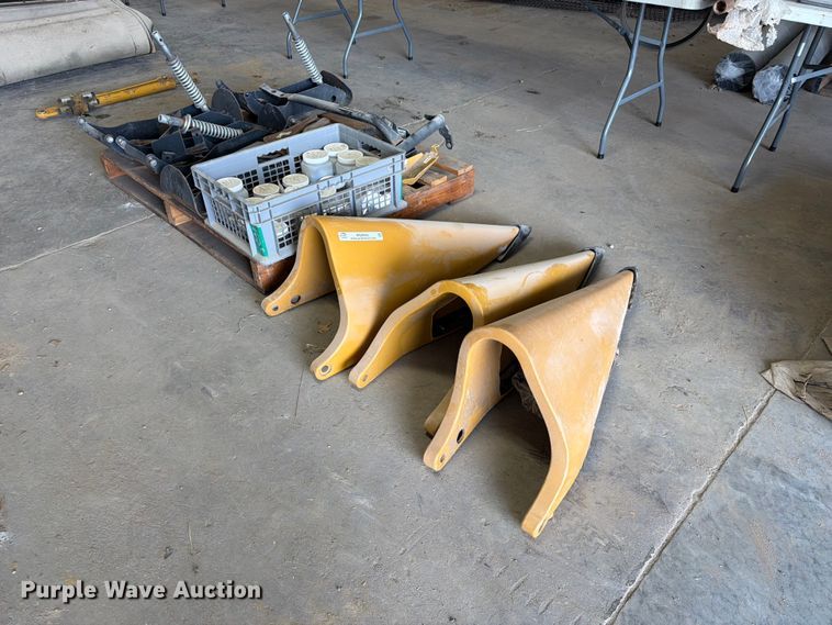 image for item MQ9066 Corn header parts