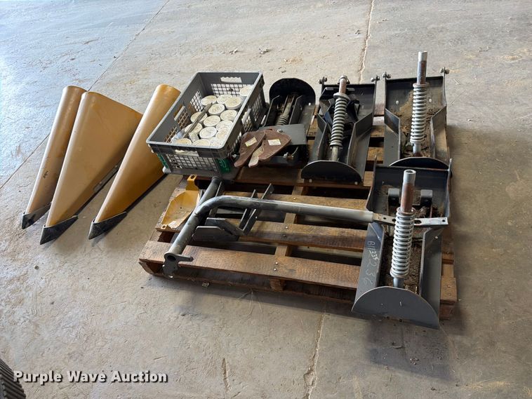 image for item MQ9066 Corn header parts