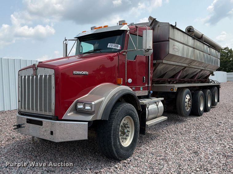 image for item YA4303 2011 Kenworth T800 feed delivery truck