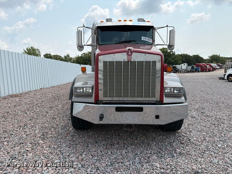 image for item YA4303 2011 Kenworth T800 feed delivery truck