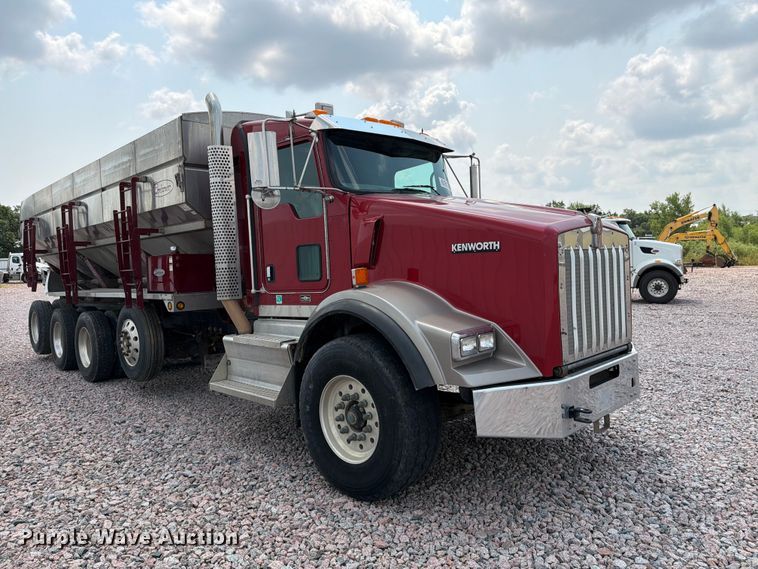 image for item YA4303 2011 Kenworth T800 feed delivery truck