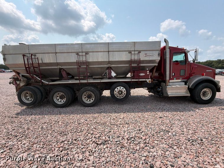 image for item YA4303 2011 Kenworth T800 feed delivery truck