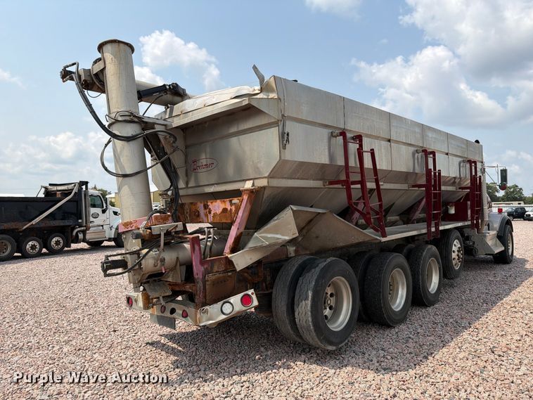 image for item YA4303 2011 Kenworth T800 feed delivery truck