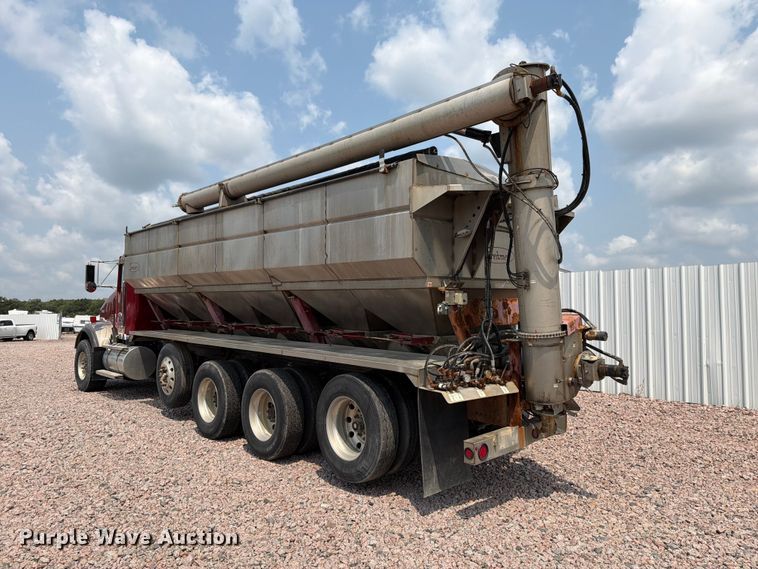 image for item YA4303 2011 Kenworth T800 feed delivery truck