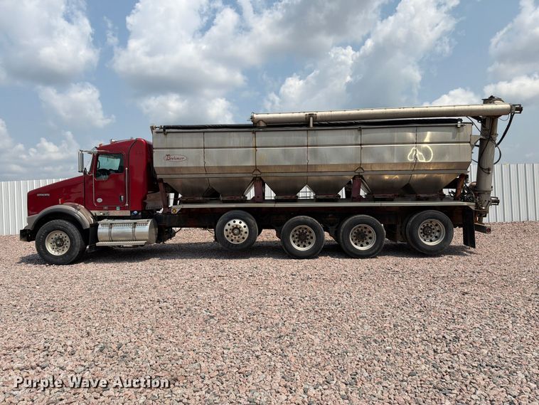 image for item YA4303 2011 Kenworth T800 feed delivery truck