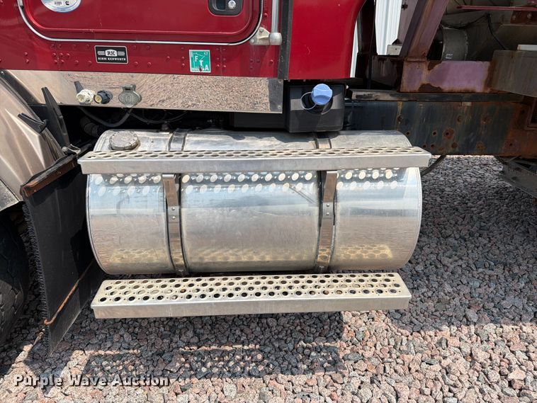 image for item YA4303 2011 Kenworth T800 feed delivery truck