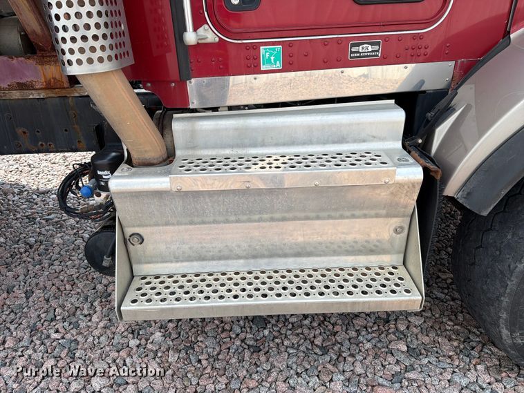 image for item YA4303 2011 Kenworth T800 feed delivery truck