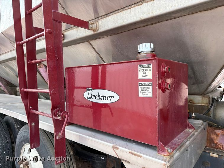 image for item YA4303 2011 Kenworth T800 feed delivery truck
