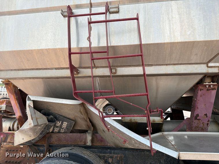 image for item YA4303 2011 Kenworth T800 feed delivery truck