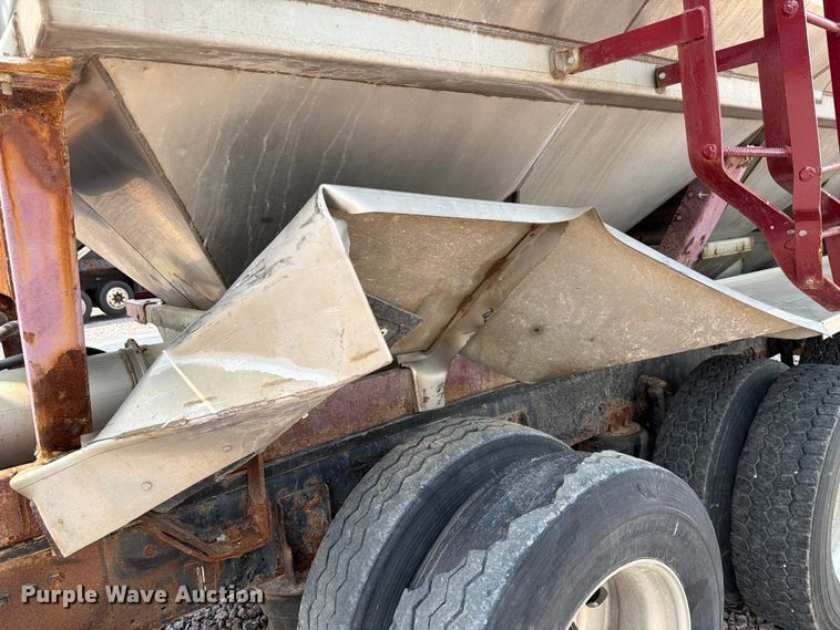 image for item YA4303 2011 Kenworth T800 feed delivery truck