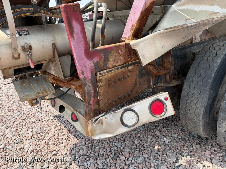 image for item YA4303 2011 Kenworth T800 feed delivery truck