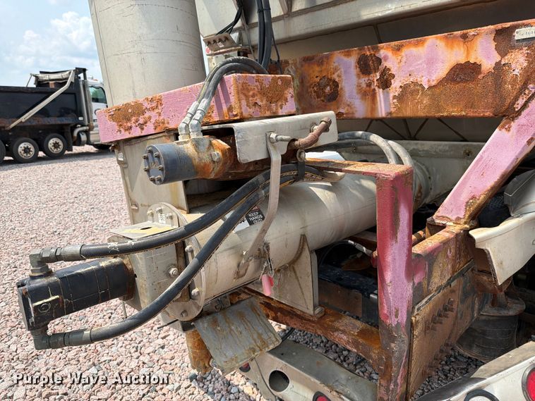 image for item YA4303 2011 Kenworth T800 feed delivery truck