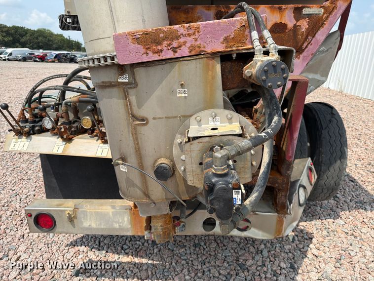 image for item YA4303 2011 Kenworth T800 feed delivery truck