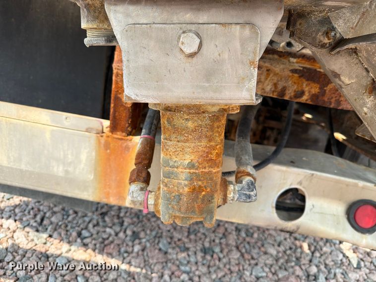 image for item YA4303 2011 Kenworth T800 feed delivery truck