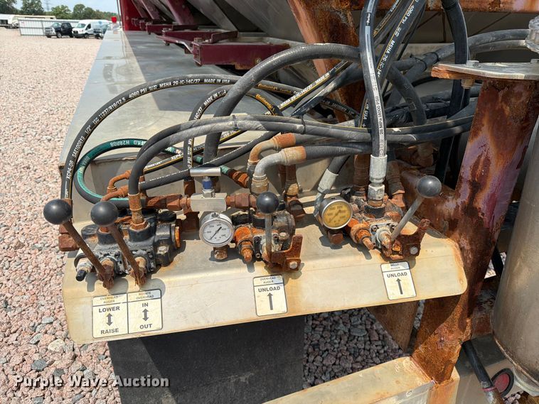 image for item YA4303 2011 Kenworth T800 feed delivery truck
