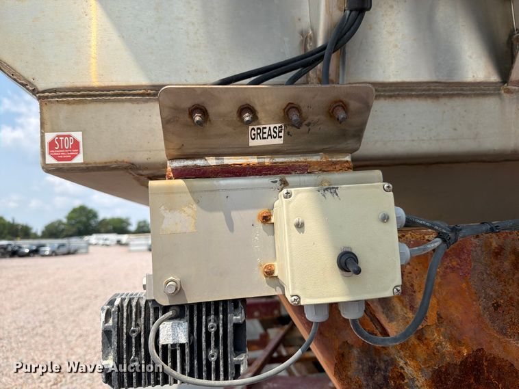 image for item YA4303 2011 Kenworth T800 feed delivery truck