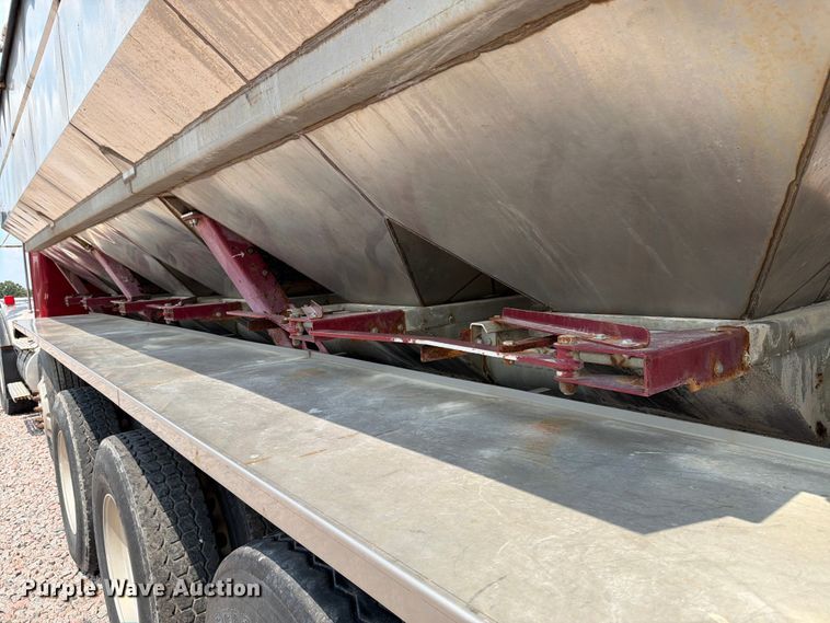 image for item YA4303 2011 Kenworth T800 feed delivery truck