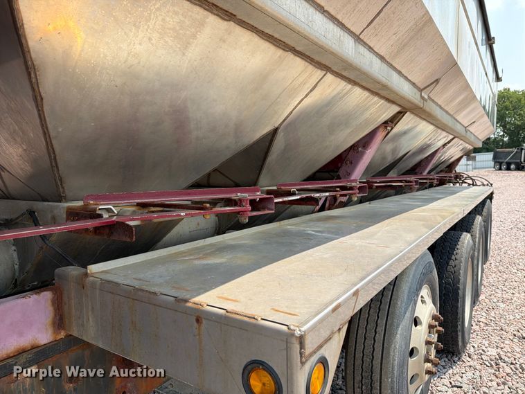 image for item YA4303 2011 Kenworth T800 feed delivery truck