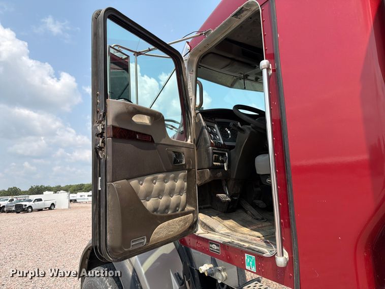 image for item YA4303 2011 Kenworth T800 feed delivery truck