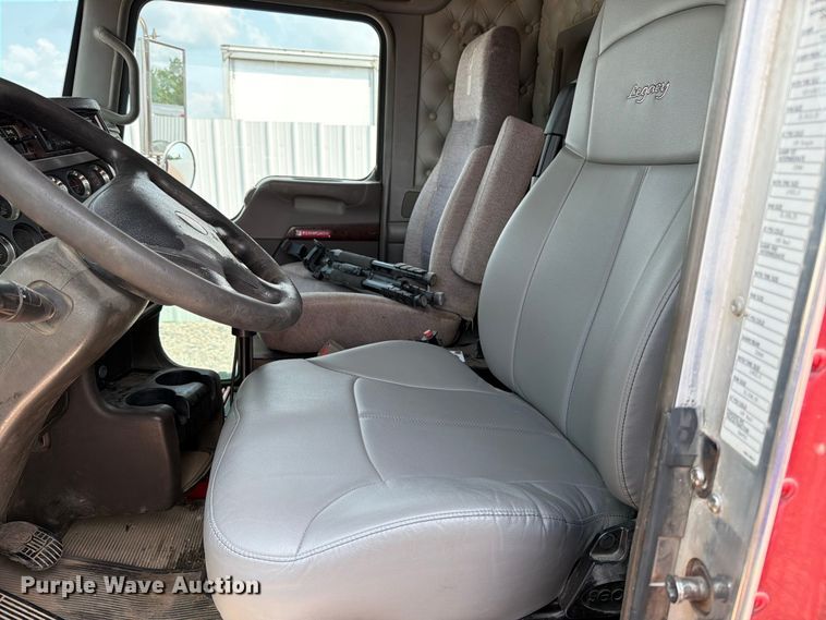 image for item YA4303 2011 Kenworth T800 feed delivery truck