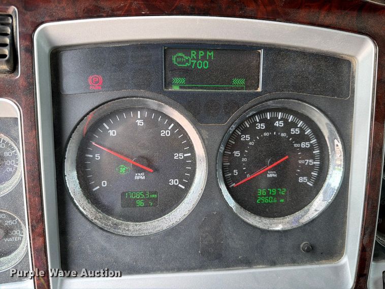 image for item YA4303 2011 Kenworth T800 feed delivery truck