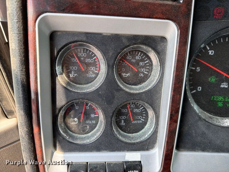 image for item YA4303 2011 Kenworth T800 feed delivery truck
