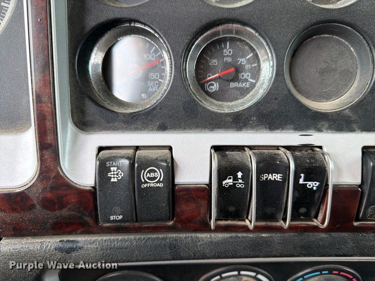 image for item YA4303 2011 Kenworth T800 feed delivery truck