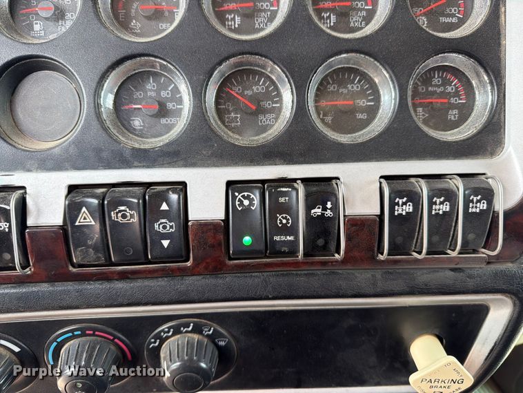 image for item YA4303 2011 Kenworth T800 feed delivery truck