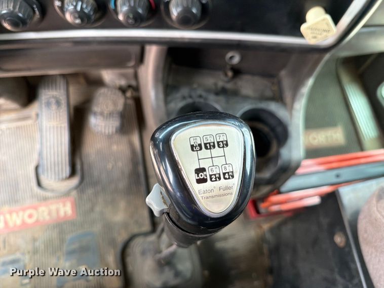 image for item YA4303 2011 Kenworth T800 feed delivery truck