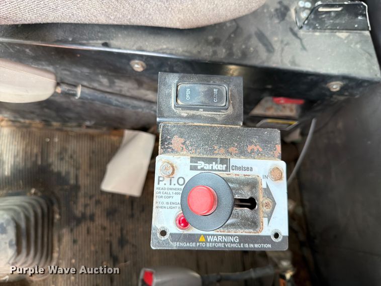 image for item YA4303 2011 Kenworth T800 feed delivery truck