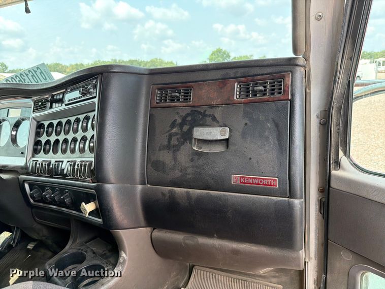 image for item YA4303 2011 Kenworth T800 feed delivery truck