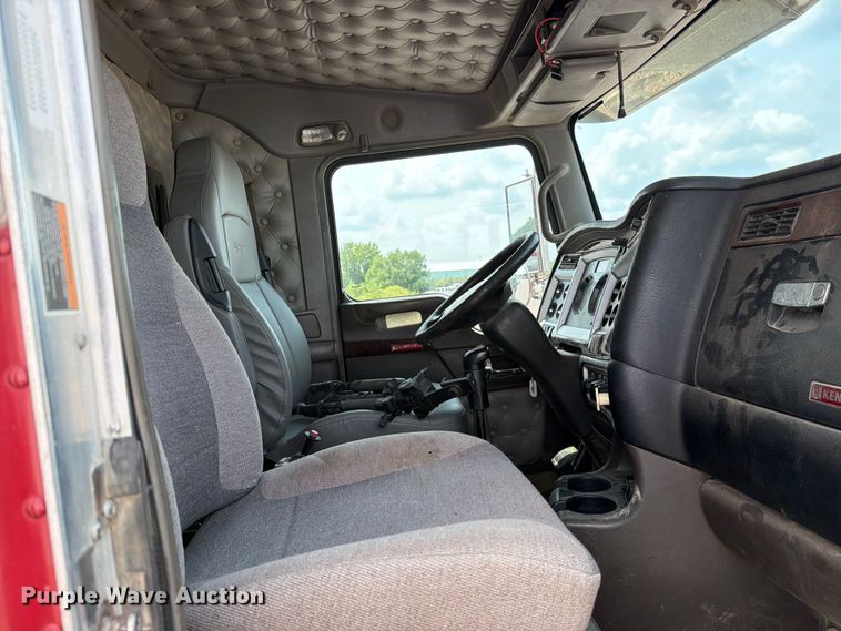 image for item YA4303 2011 Kenworth T800 feed delivery truck