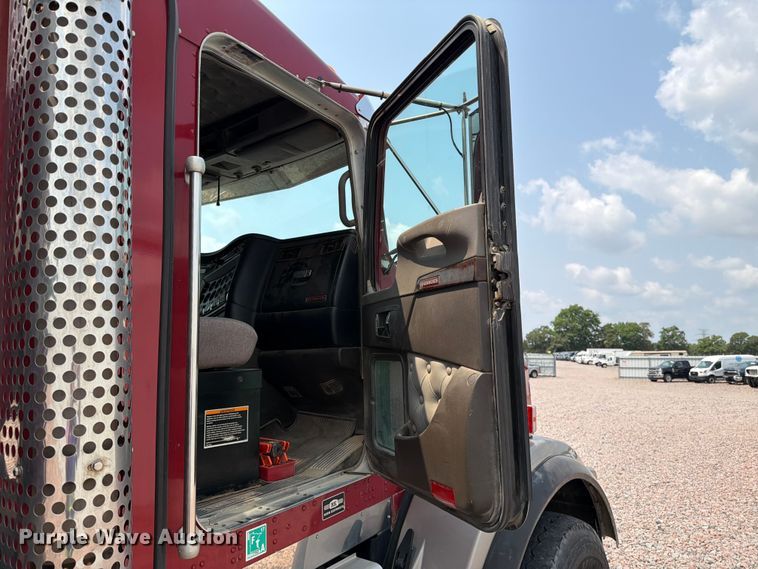 image for item YA4303 2011 Kenworth T800 feed delivery truck