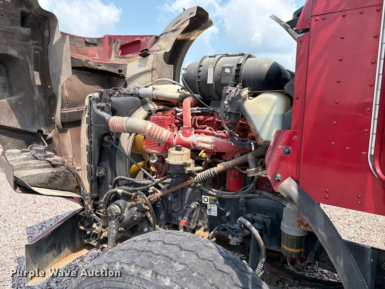 image for item YA4303 2011 Kenworth T800 feed delivery truck