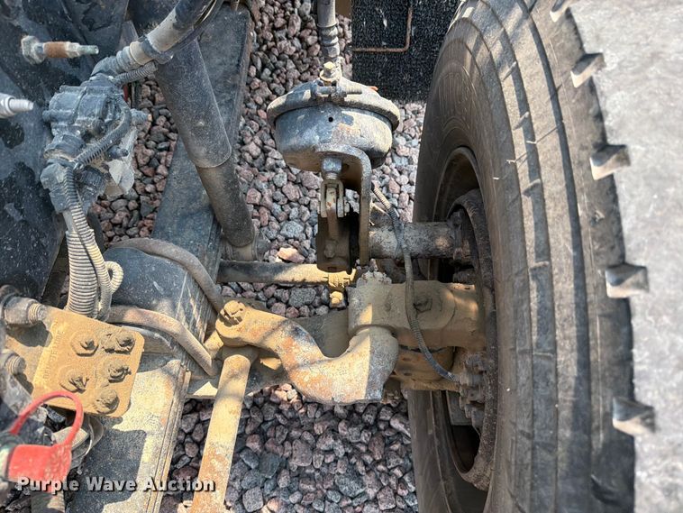 image for item YA4303 2011 Kenworth T800 feed delivery truck