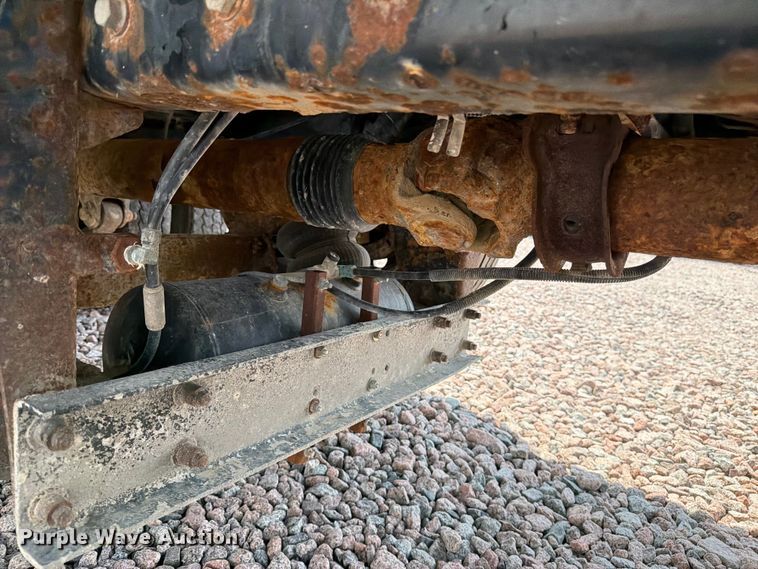 image for item YA4303 2011 Kenworth T800 feed delivery truck
