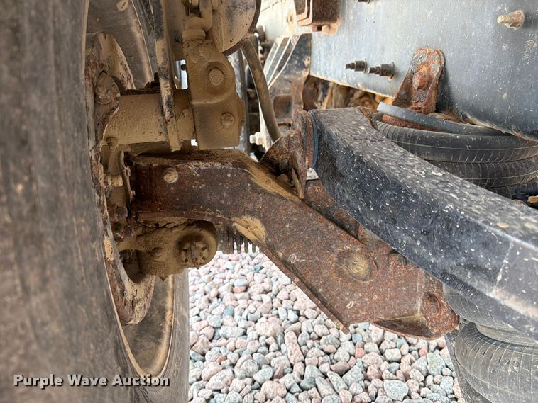 image for item YA4303 2011 Kenworth T800 feed delivery truck
