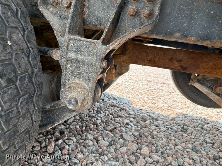 image for item YA4303 2011 Kenworth T800 feed delivery truck