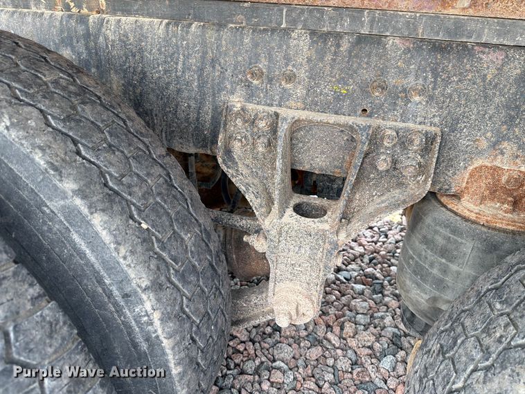 image for item YA4303 2011 Kenworth T800 feed delivery truck