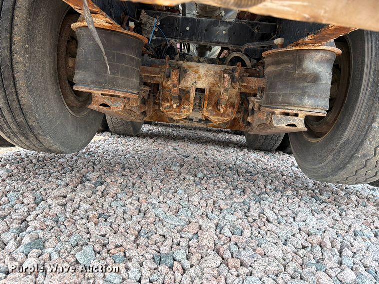 image for item YA4303 2011 Kenworth T800 feed delivery truck