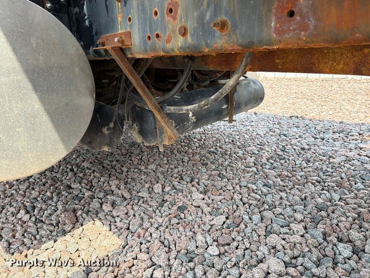 image for item YA4303 2011 Kenworth T800 feed delivery truck