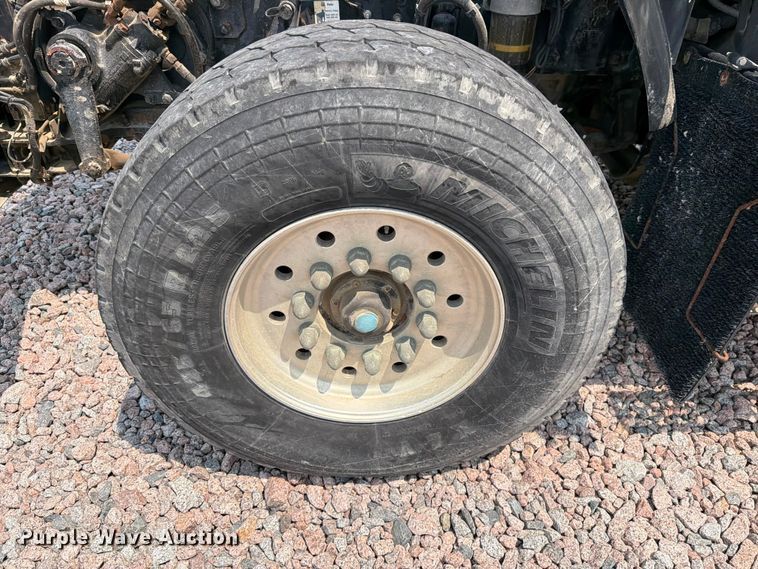 image for item YA4303 2011 Kenworth T800 feed delivery truck