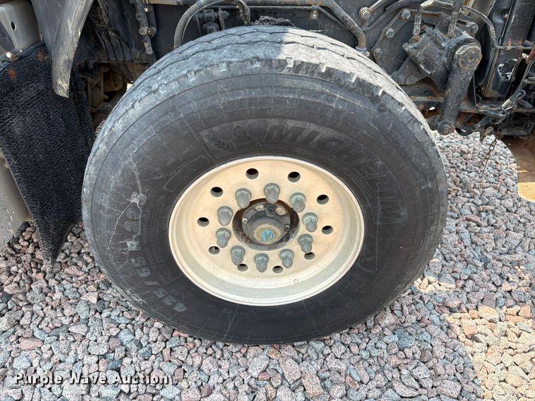 image for item YA4303 2011 Kenworth T800 feed delivery truck