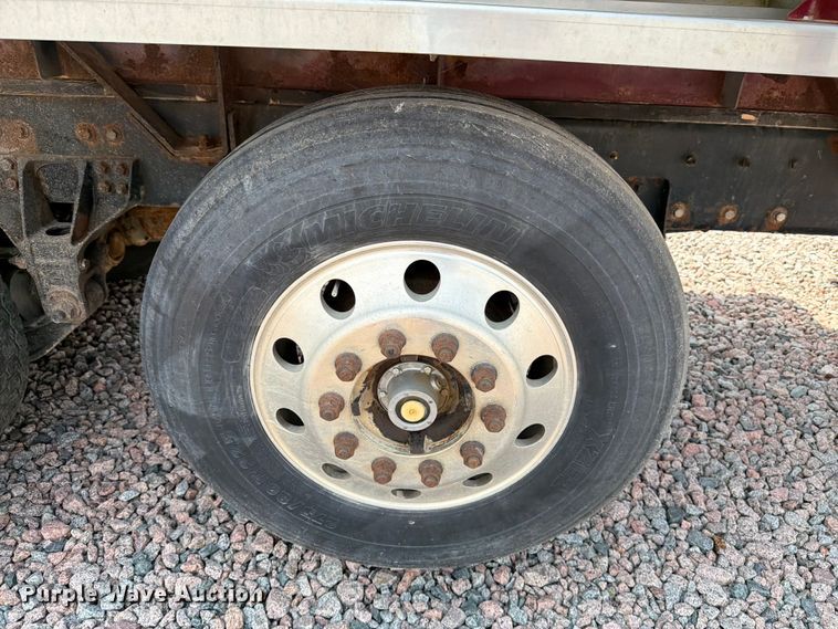 image for item YA4303 2011 Kenworth T800 feed delivery truck
