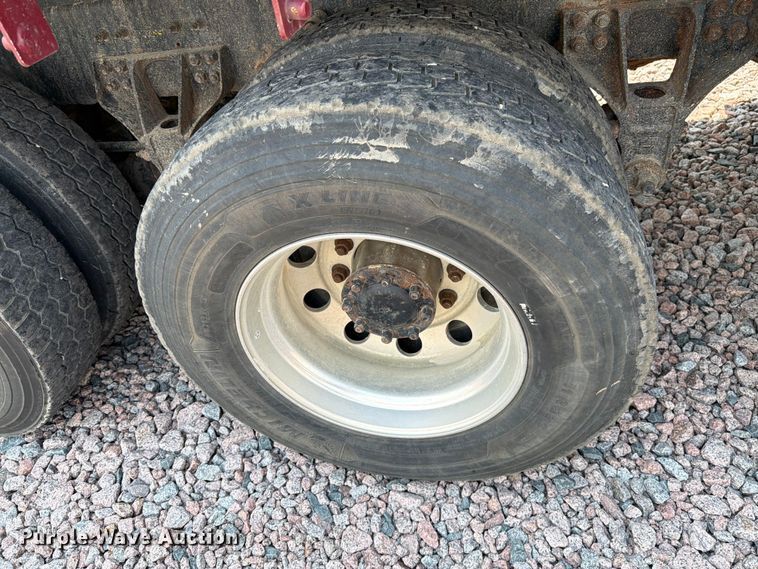 image for item YA4303 2011 Kenworth T800 feed delivery truck